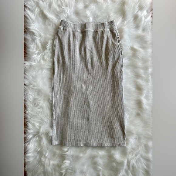 Uniqlo Ribbed MIDI Skirt in Heather Grey Size Small - Picture 2 of 3